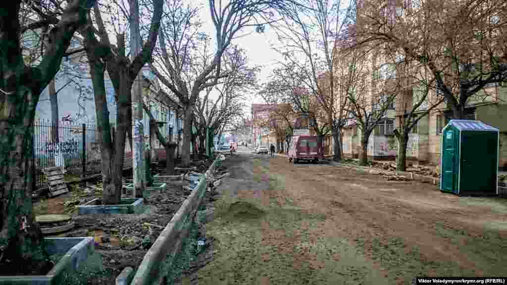 Капитальный ремонт улично-дорожной сети на улице Чехова начался 10 декабря. До 17 декабря на отрезке от улиц Караимской до Севастопольской ввели ограничение на проезд