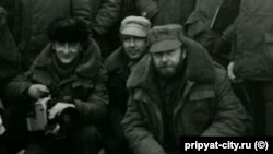 Оператор и режиссер документальной кинотрилогии «Чернобыль. Два цвета времени» Юрий Бордаков (слева) и Игорь Кобрин (справа) в зоне ЧАЭС (1988 год)