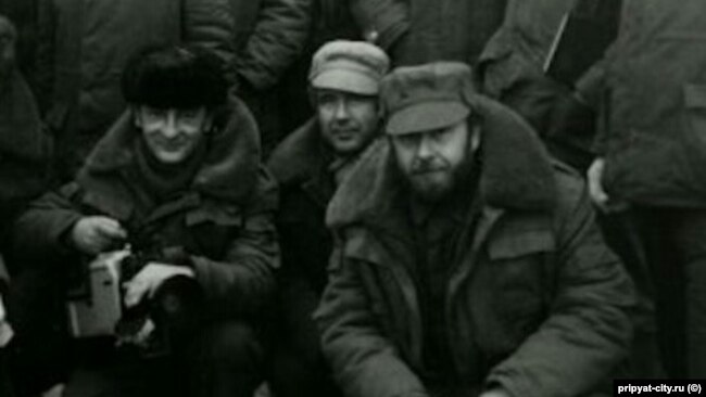 Оператор та режисер документальної кінотрилогії «Чорнобиль. Два кольори часу» Юрій Бордаков (ліворуч) та Ігор Кобрін (праворуч) у Зоні ЧАЕС (1988 рік)