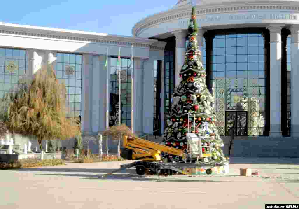 Türkmen döwlet uniwersitetiniň merkezi binasynyň öňünde gurnalýan arça