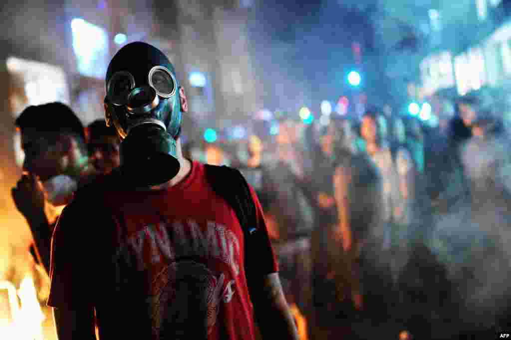 ماسک ضد گاز بر صورت یکی از معترضان در استانبول؛ یکی از نمادهای تصویری اعتراضات خیابانی ماه&zwnj;های گذشته در ترکیه