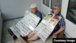 Пенсионеры Владимир и Валентина Тарасовы из Восточно-Казахстанской области в тамбуре у входа в здание областного ДВД протестуют против действий руководства полиции. Фото из личного архива Владимира и Валентины Тарасовых. Усть-Каменогорск, 27 августа 2018 года. 