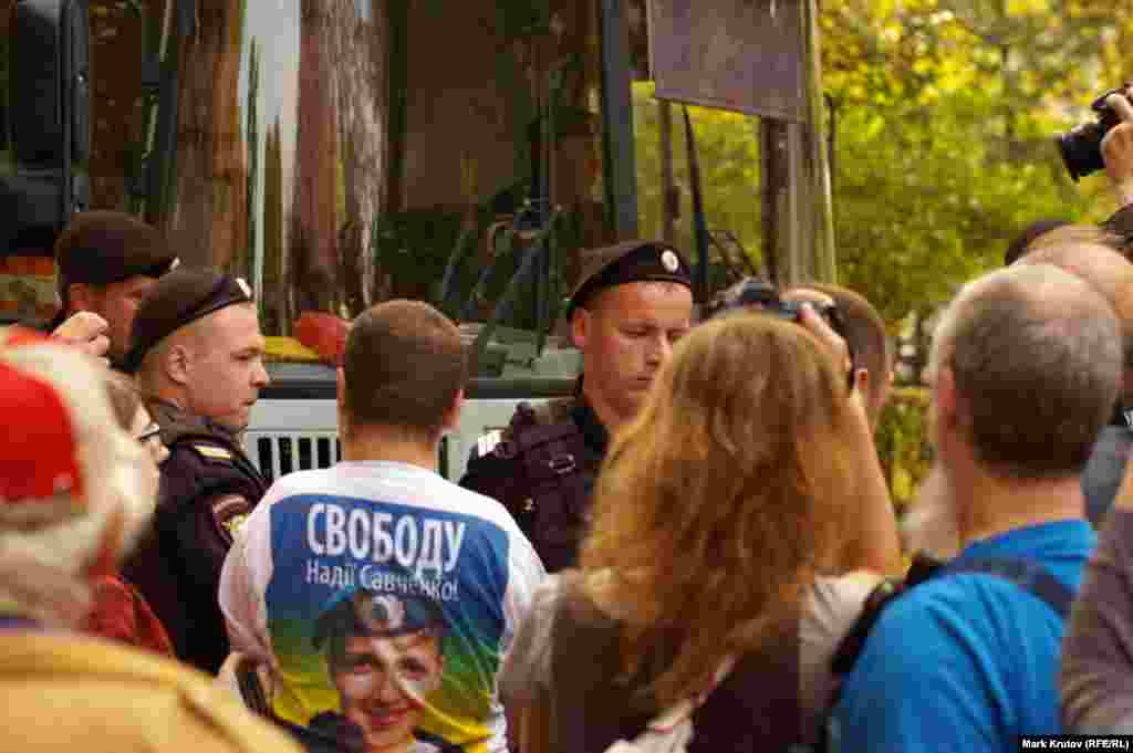 Футболка с принтом "Свободу Надежде Савченко!" на одном из участников "Марша мира"