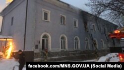 ДСНС: на території Лаври горить двоповерховий будинок