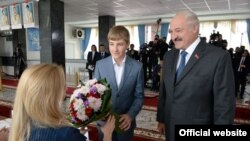 Аляксандар Лукашэнка з сынам Мікалаем на выбарчым участку