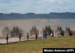 Российские, китайские и монгольские вооруженные силы демонстрируют технику на полигоне недалеко от китайско-монгольской границы в Сибири в сентябре 2018 года.