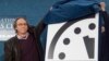 Лауренс Краусс, член редколлегии журнала Bulletin of Atomic Scientists, представляет "часы Судного дня"