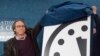 Лауренс Краусс, член редколлегии журнала Bulletin of Atomic Scientists, представляет "часы Судного дня" 
