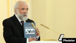 Armenia - Turkish publisher Ragip Zarakolu delivers a speech in Yerevan after receiving an Armenian state award from President Serzh Sarkisian, 29May2012.