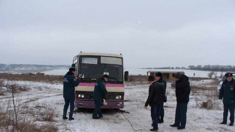 В Крыму пассажирский автобус сошел с трассы из-за непогоды – спасатели 