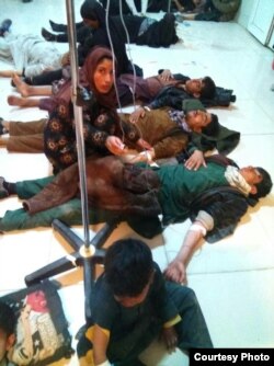 به گزارش کمپین فعالین بلوچ، این تصویر شماری از مهاجران افغان است که در تیراندازی اخیر در سیستان و بلوچستان زخمی شده و به بیمارستان منتقل شده‌اند.