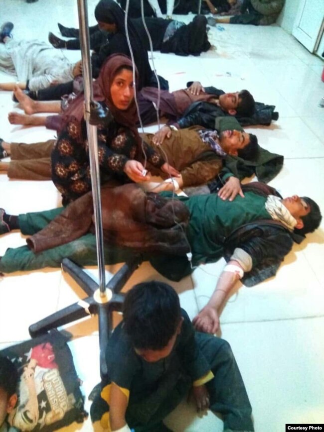 به گزارش کمپین فعالین بلوچ، این تصویر شماری از مهاجران افغان است که در تیراندازی اخیر در سیستان و بلوچستان زخمی شده و به بیمارستان منتقل شده‌اند.