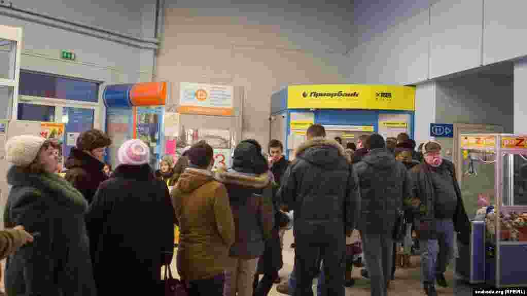 Belarus - New Year Eve's shopping in Minsk, 31Dec2015