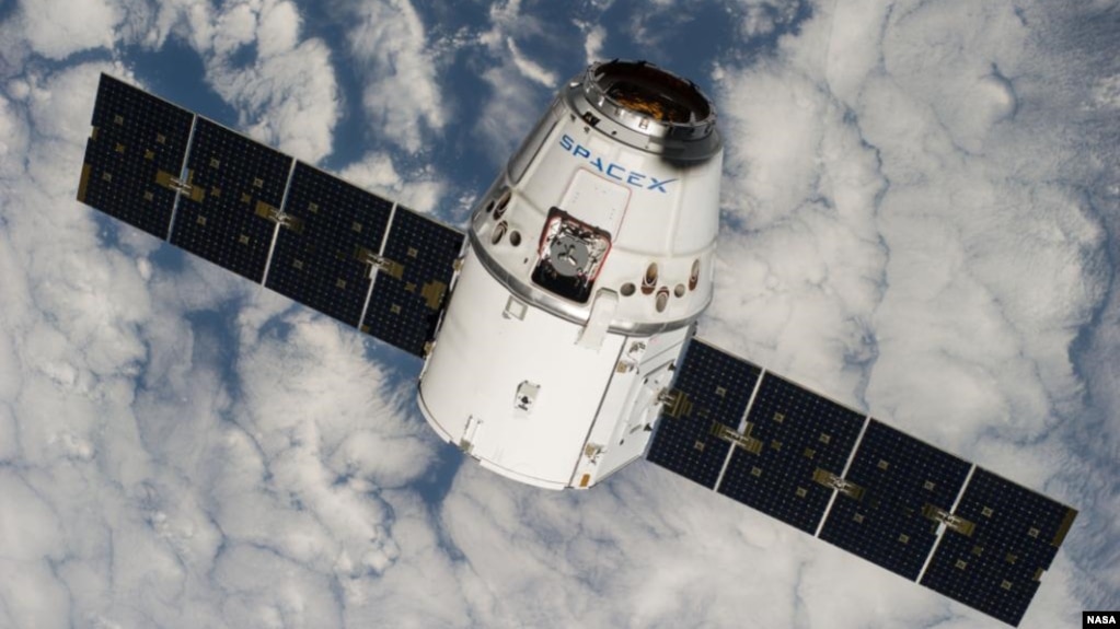 SpaceX كومپانياسىنىڭ Dragon عارىش كەمەسى (كورنەكى سۋرەت).