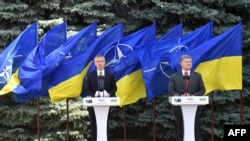 Президент України Петро Порошенко та генеральний секретар НАТО Єнс Столтеньберґ (ліворуч) на спільній прес-конференції. Київ, 10 липня 2017 року (ілюстраційне фото)
