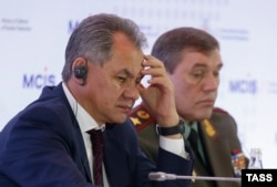 Ministrul apărării Serghei Șoigu (stg.) și șeful Marelui Stat Majro al Forțelor armate ruse, Valeri Gerasimov, la a 4-a Conferință de Securitate de la Moscova (MCIS) in Moscow, 16 aprilie 2015