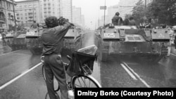 Tancurile sunt trimise pe străzile din Moscova în timpul puciului. Fotografie realizată la data de 19 august 1991.