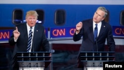 Дональд Трамп и Джеб Буш (справа) на дебатах в Калифорнии. 16 сентября 2015 года.