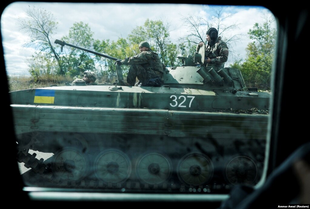 Ushtarët ukrainas të hipur në një transportues personeli të blinduar në rajonin e Donjeckut të Ukrainës.