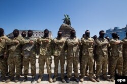 Recruți ucraineni depunând jurământul înainte de a pleca pe frontul de est.