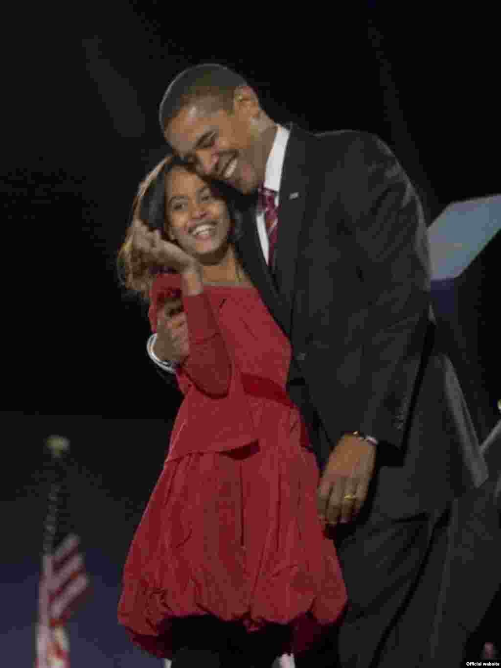 United States - President-elect Barack Obama hugs his daughter Malia following his victory speech at his election party in Chicago 05Nov2008, MUST CREDIT: David Katz/Obama for America - obama10