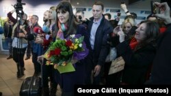 Laura Codruța Kovesi a fost primită cu flori pe aeroport după audierile la Parlamentul European, de la care a ieșit pe primul loc. SIIJ o aștepta a doua zi la audieri