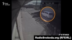 Одразу за Volkswagen T5 прямує білий Mercedes Viano W369