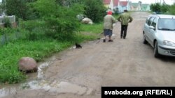 Аграгарадок Залесьсе на Гарадзеншчыне — ля «прэзыдэнцкіх дамкоў» брудная й дрэнная дарога.