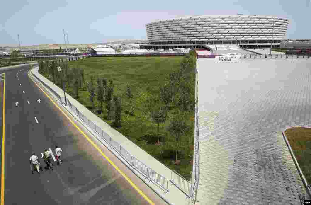 Олимпийский стадион в Баку открылся в марте этого года. На нем пройдут торжественные церемонии открытия и закрытия игр, а в 2020 году здесь планируют принимать матчи Чемпионата Европы по футболу