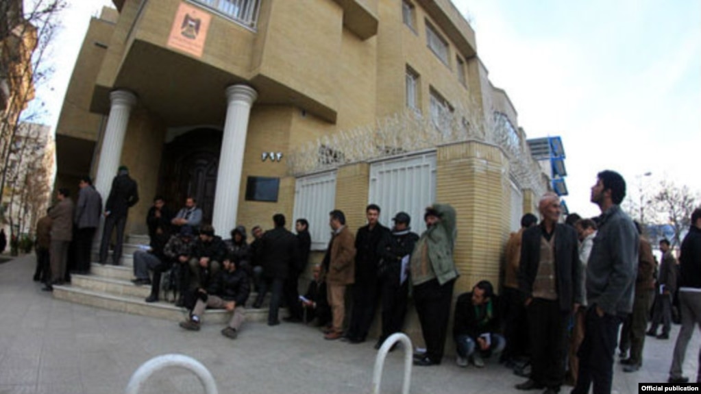 تعدادی از شهروندان ایرانی در صف دریافت ویزای اربعین در مقابل کنسولگری عراق در مشهد