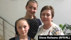 Directoarea adjunctă Svetlana Jitaru de la Grigoriopol și elevele sale Ariadna Pricinoc și Anastasia Stepanov