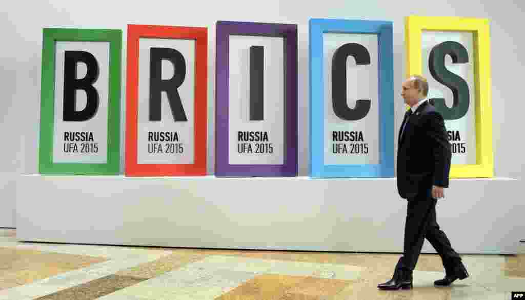 Президент России Владимир Путин перед началом официальной части саммита БРИКС. 9 июля 2015 года.
