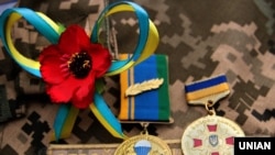Медалі та квітка червоного маку на грудях військовослужбовця, Івано-Франківськ (архівне фото)