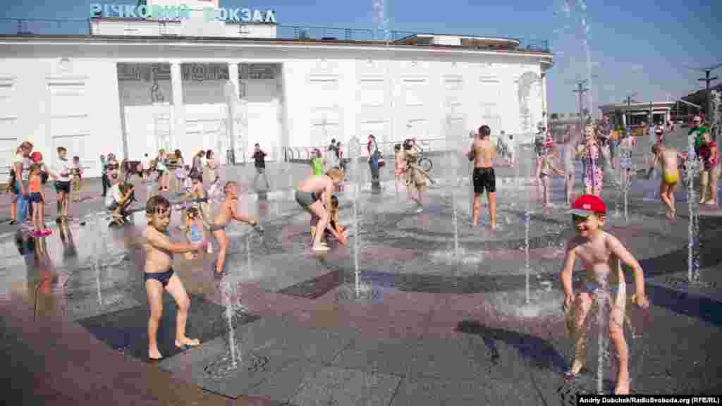 Діти бавляться у фонтані на Поштовій площі. Синоптики обіцяють спекотну температуру у найближчі дні по всій Україні. Київ, 28 червня 2017 року