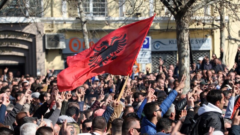 Инциденти на опозицискиот протест пред албанскиот Парламент