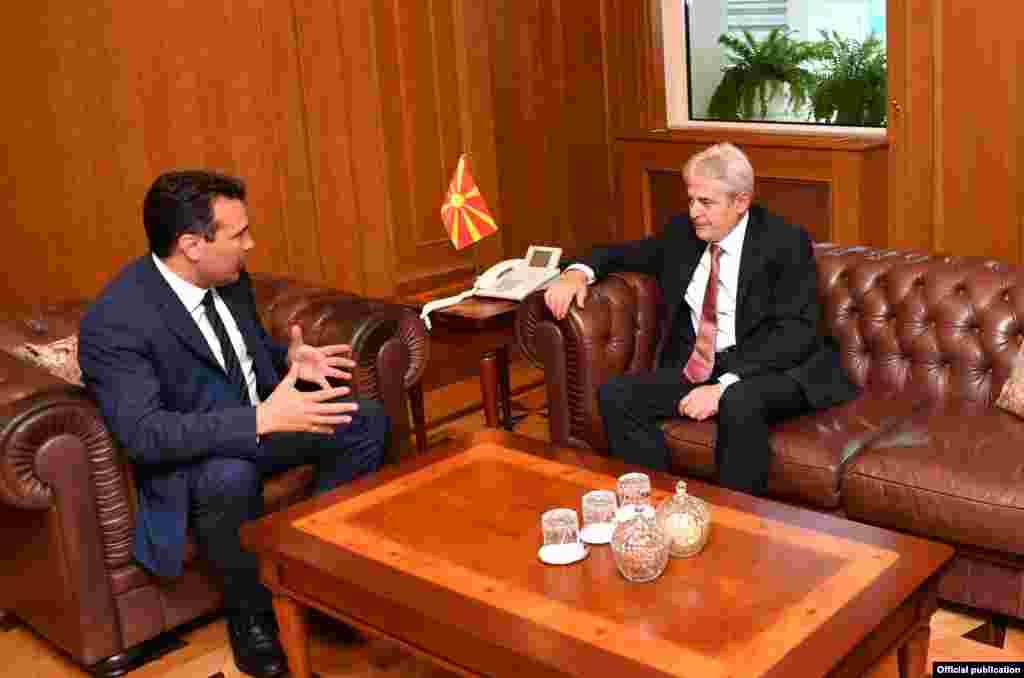 МАКЕДОНИЈА - Премиерот Зоран Заев денеска повика на одржување на лидерска средба в петок во 15 часот во Клубот на пратениците на која ќе стане збор за три теми, односно нов изборен законик, законот за јавно обвинителство и попис на населението. Лидерот на ВМРО-ДПМНЕ, Христијан Мицкоски, прифаќа средба, но само со една точка - предвремени избори.