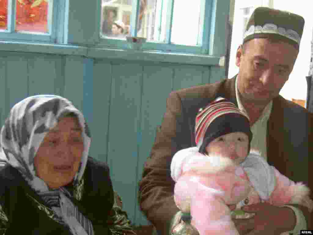 Бабушка Саипова Розахан вместе с отцом Алишера и его дочкой Зулайха.