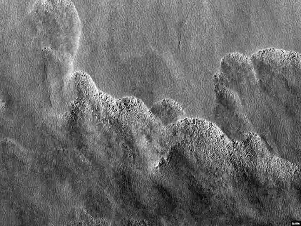 Мясцовасьць на поўдні раўніны Эляды NASA/JPL/University of Arizona
