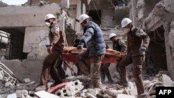 Волонтери «Білих шоломів» шукають постраждалих після повітряного бомбардування у Тішріні, 22 лютого 2017 