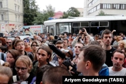 Люди, собравшиеся в поддержку Кирилла Серебренникова, у здания Басманного суда