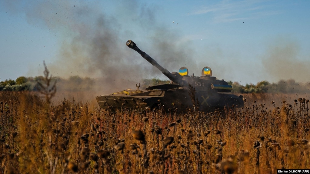 Українські артилеристи із самохідної гаубиці 2С1 «Гвоздика» ведуть огонь по російських позиціях на півдні України, 8 жовтня 2022 року