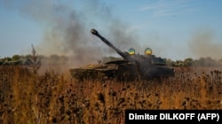 Украинские артиллеристы из самоходной артиллерийской установки 2С1 «Гвоздика» ведут огонь по российским позициям на юге Украины 8 октября 2022 года