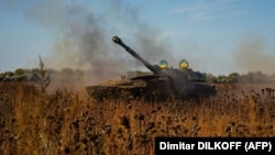 Украинские артиллеристы из самоходной артиллерийской установки 2С1 «Гвоздика» ведут огонь по российским позициям на юге Украины