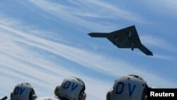 АКШнын "X-47B" пилотсуз учагы Атлантика океанында "USS George H. W. Bush" согуштук кемесинен биринчи жолу абага көтөрүлүүдө. 14-май 2013