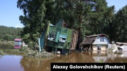 Suw joşmasy sebitiň 11 müň töweregine jaýyna we 43 müňe golaý ilatyna täsir ýetirdi diýip, TASS gullugy habar berýär.