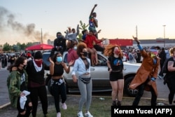 Minneapolis, 28 mai: protestatarii ocupă parcajul din apropierea unei stații de poliție.