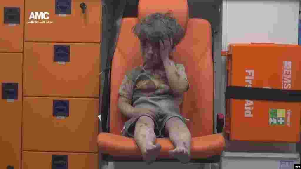 عکس این کودک پس از بمباران حلب توسط نیروهای روس و اسد، در تابستان گذشته، دور دنیا و شبکه های اجتماعی چرخید و توجه زیادی را به خود جلب کرد. توجه ها جلب شد ولی بمباران ها ماه ها ادامه پیدا کرد.