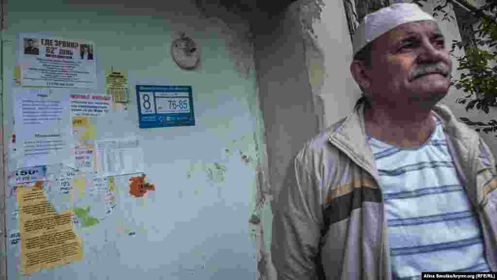 Оголошення про пошуки Ервіна розклеєні по всьому місту. Одне з них висить біля дверей під'їзду Ібрагімова