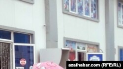 Мактаббаччаҳо дар кӯчаҳои Ишқобод