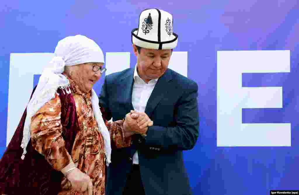 Во время встречи с избирателями Темир Сариев помогает бабушке. 11 сентября 2017 года.&nbsp;